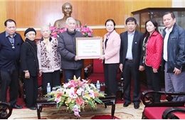 Chuyển 200 triệu đồng tiền phúng viếng cụ Hoàng Thị Minh Hồ ủng hộ đồng bào vùng bão lũ